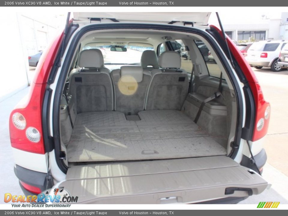 2006 Volvo XC90 V8 AWD Ice White / Taupe/Light Taupe Photo #33