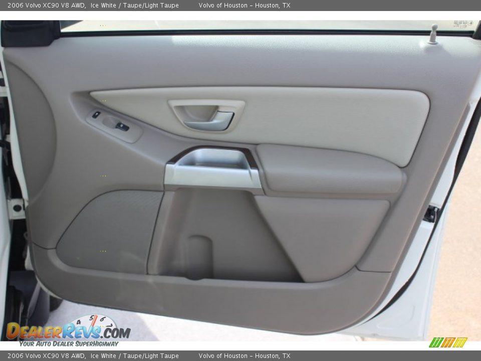 2006 Volvo XC90 V8 AWD Ice White / Taupe/Light Taupe Photo #34