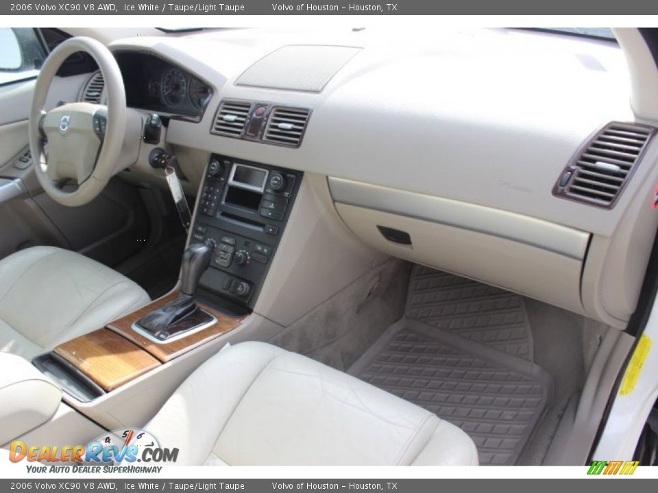 2006 Volvo XC90 V8 AWD Ice White / Taupe/Light Taupe Photo #35