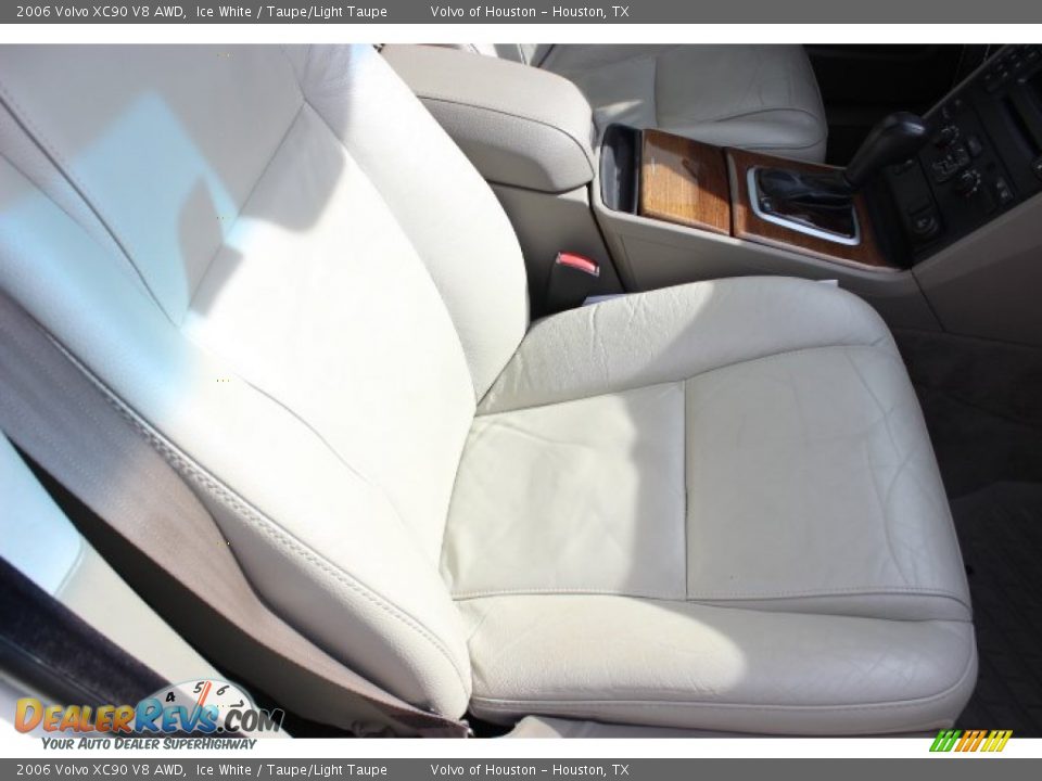 2006 Volvo XC90 V8 AWD Ice White / Taupe/Light Taupe Photo #36
