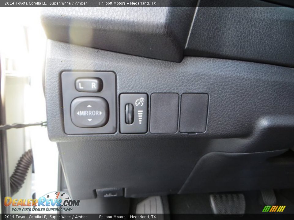 2014 Toyota Corolla LE Super White / Amber Photo #33