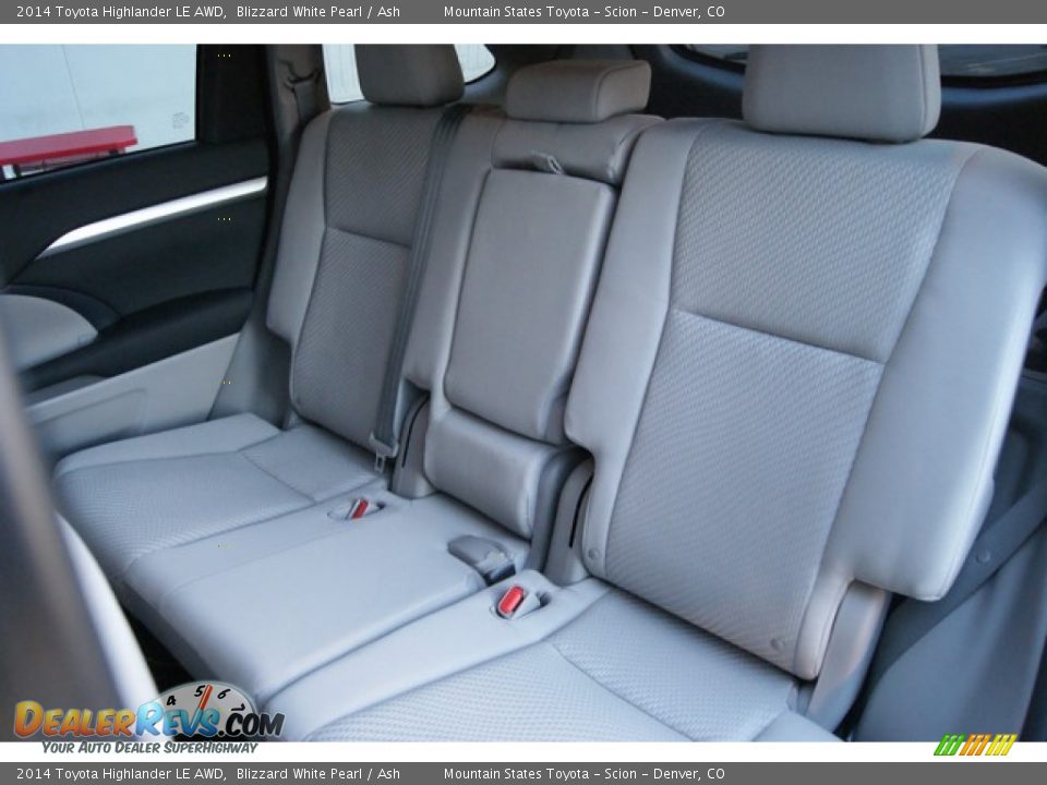 2014 Toyota Highlander LE AWD Blizzard White Pearl / Ash Photo #8