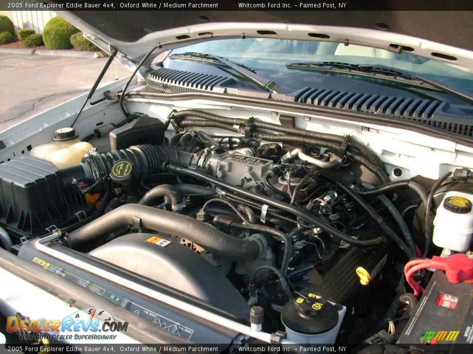 2005 Ford Explorer Eddie Bauer 4x4 Oxford White / Medium Parchment Photo #36