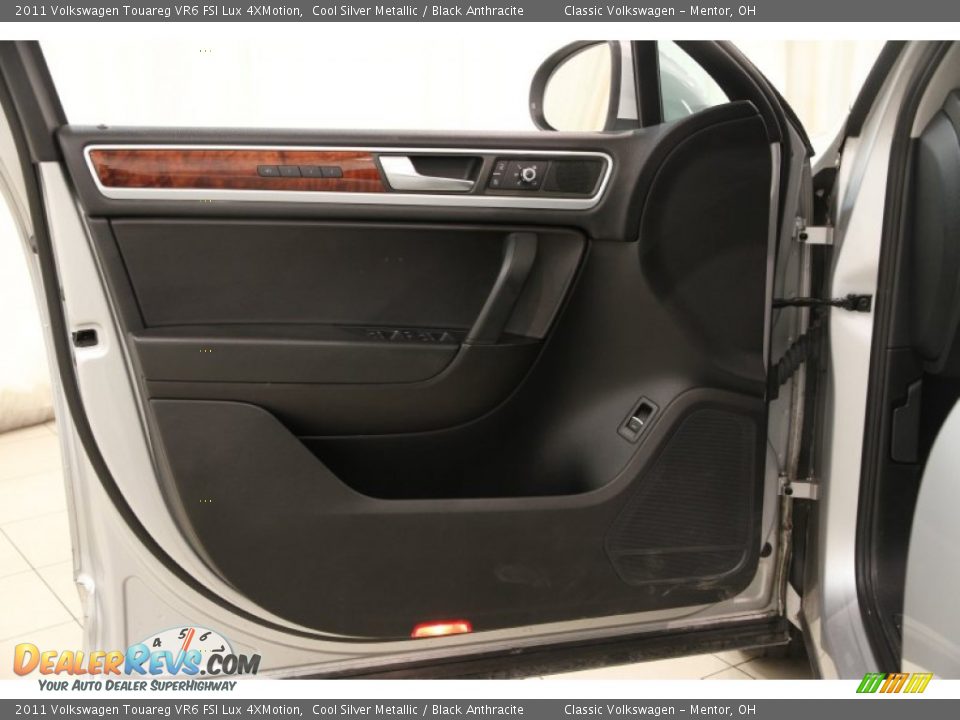 2011 Volkswagen Touareg VR6 FSI Lux 4XMotion Cool Silver Metallic / Black Anthracite Photo #4