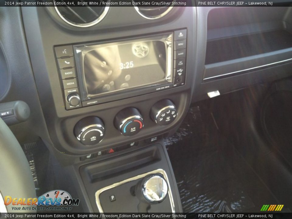2014 Jeep Patriot Freedom Edition 4x4 Bright White / Freedom Edition Dark Slate Gray/Silver Stitching Photo #10