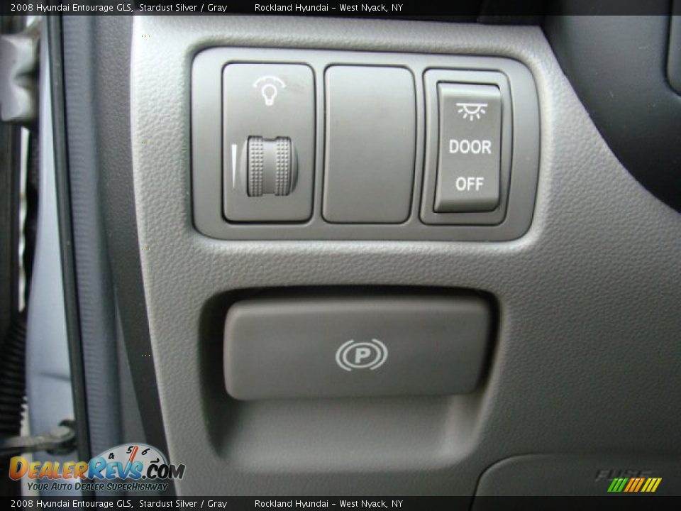 2008 Hyundai Entourage GLS Stardust Silver / Gray Photo #12