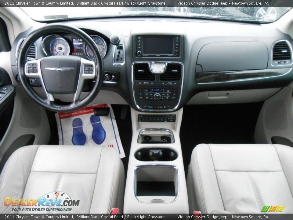 2011 Chrysler Town & Country Limited Brilliant Black Crystal Pearl / Black/Light Graystone Photo #18