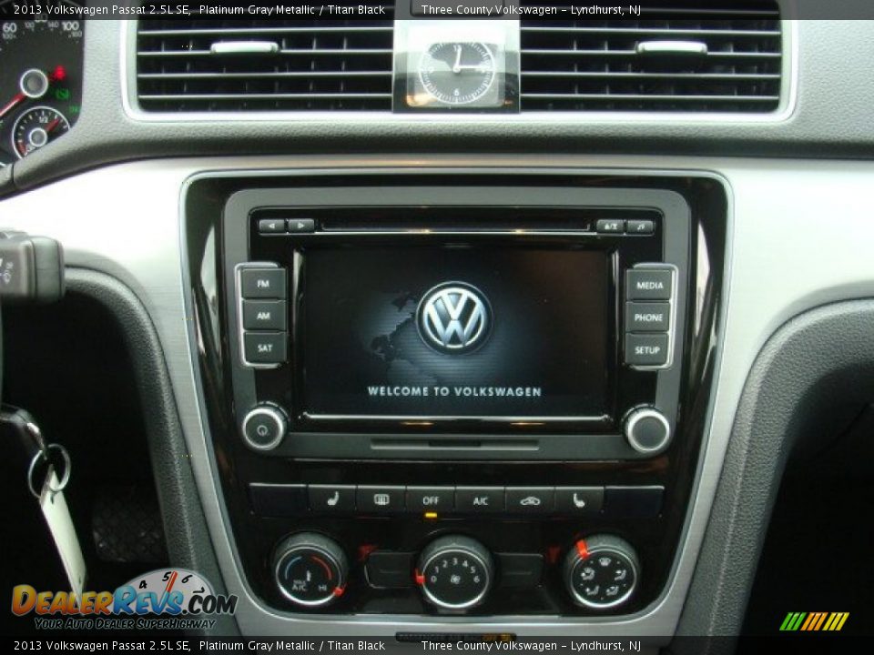 2013 Volkswagen Passat 2.5L SE Platinum Gray Metallic / Titan Black Photo #10