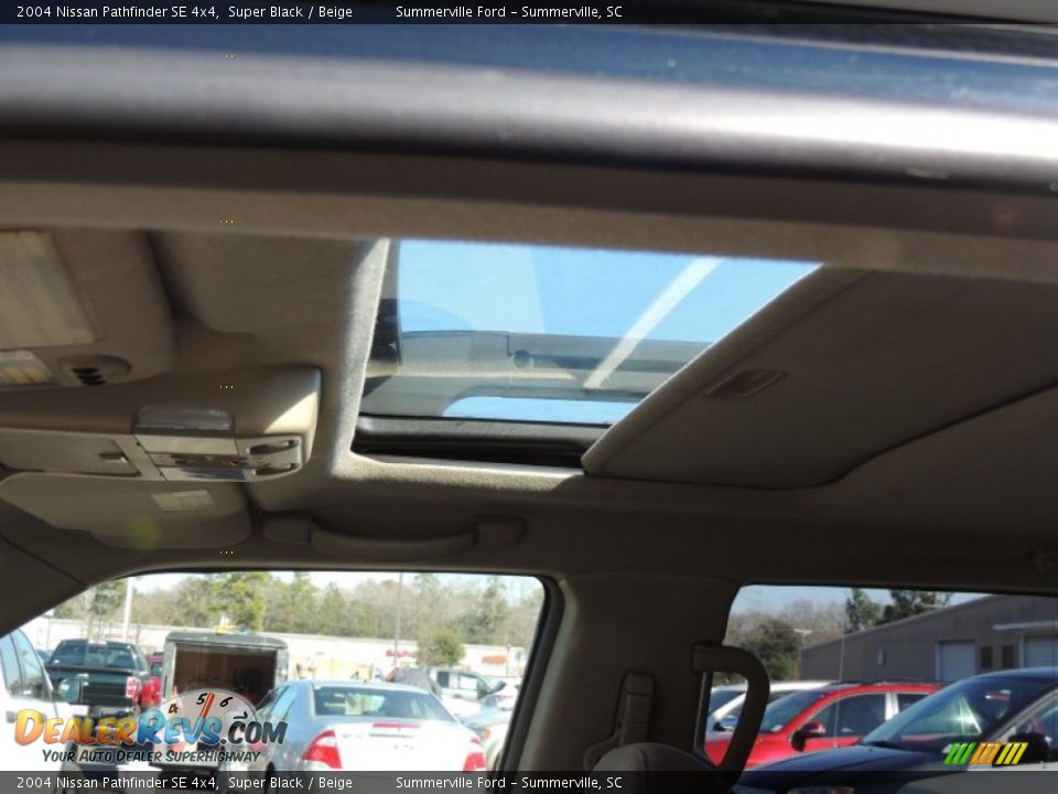 2004 Nissan Pathfinder SE 4x4 Super Black / Beige Photo #4