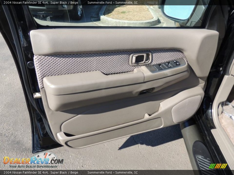 2004 Nissan Pathfinder SE 4x4 Super Black / Beige Photo #6