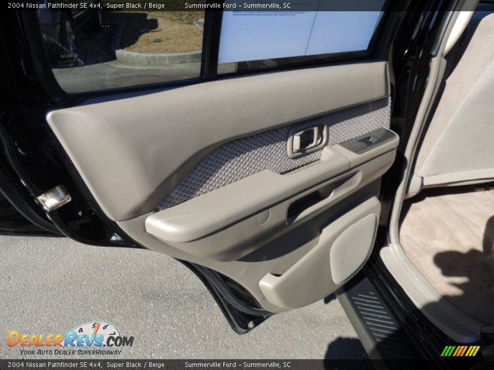 2004 Nissan Pathfinder SE 4x4 Super Black / Beige Photo #8