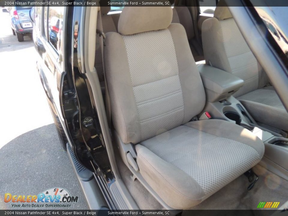 2004 Nissan Pathfinder SE 4x4 Super Black / Beige Photo #9