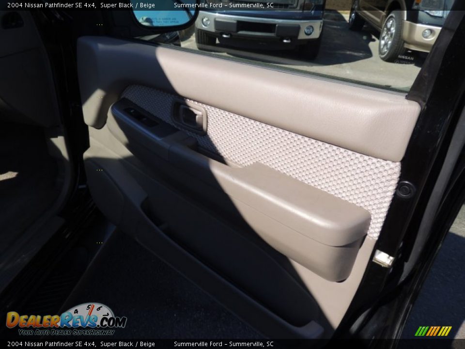 2004 Nissan Pathfinder SE 4x4 Super Black / Beige Photo #10
