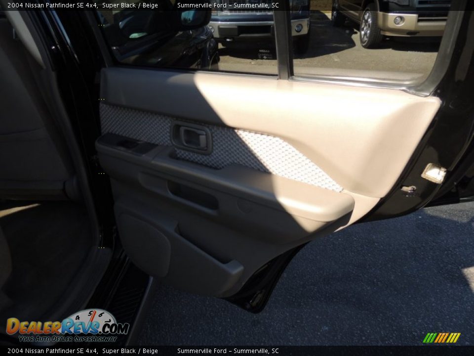 2004 Nissan Pathfinder SE 4x4 Super Black / Beige Photo #12