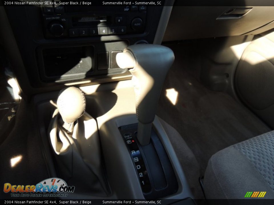 2004 Nissan Pathfinder SE 4x4 Super Black / Beige Photo #20