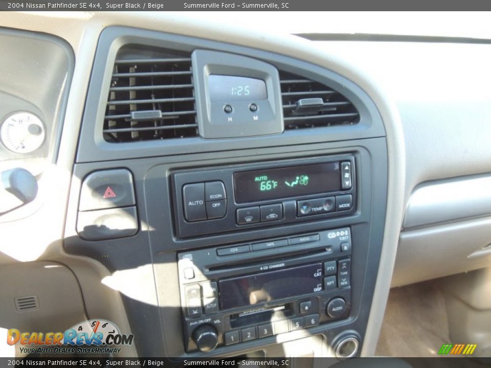 2004 Nissan Pathfinder SE 4x4 Super Black / Beige Photo #21