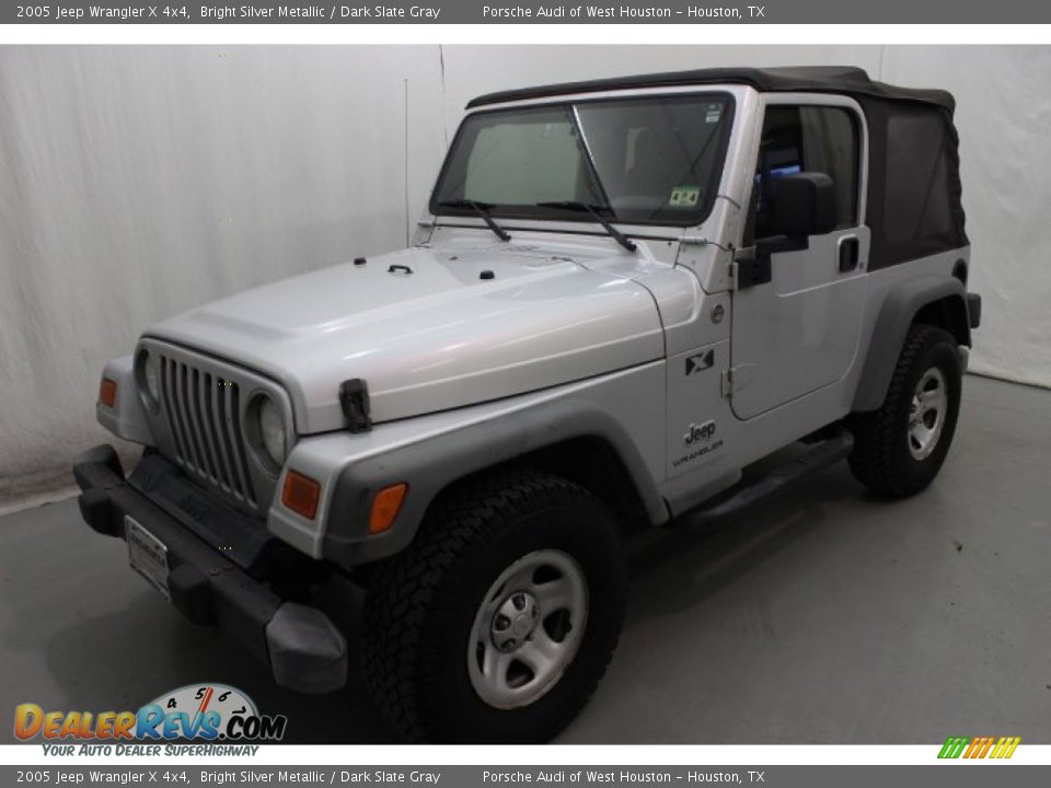 Front 3/4 View of 2005 Jeep Wrangler X 4x4 Photo #3