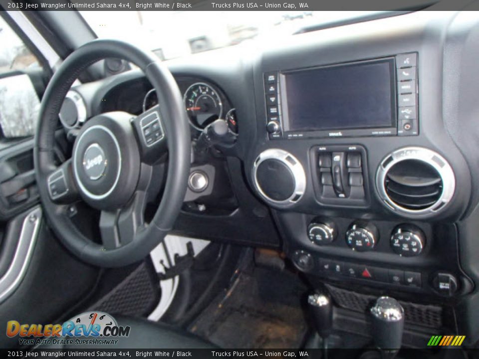 2013 Jeep Wrangler Unlimited Sahara 4x4 Bright White / Black Photo #8