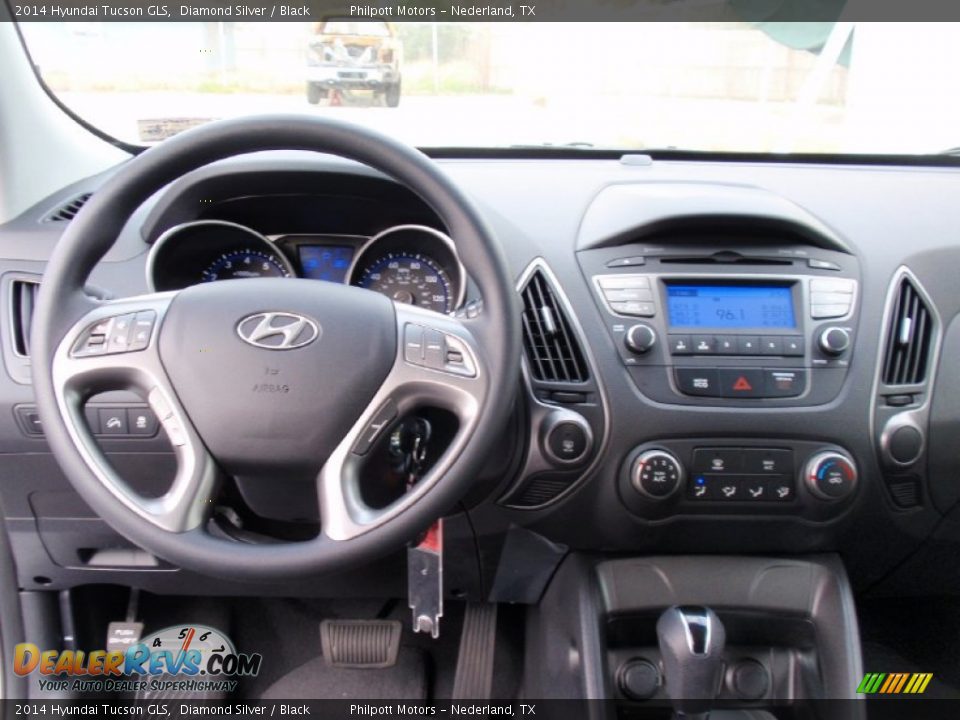 Dashboard of 2014 Hyundai Tucson GLS Photo #26