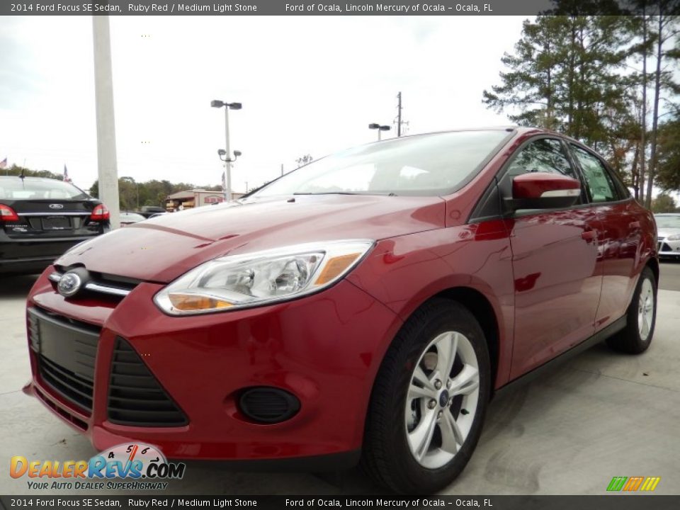 2014 Ford Focus SE Sedan Ruby Red / Medium Light Stone Photo #1