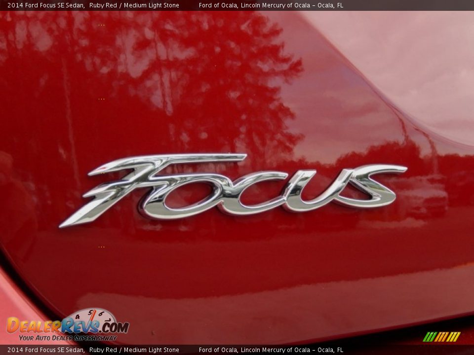 2014 Ford Focus SE Sedan Ruby Red / Medium Light Stone Photo #4
