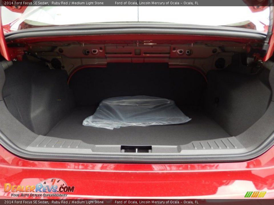 2014 Ford Focus SE Sedan Ruby Red / Medium Light Stone Photo #5