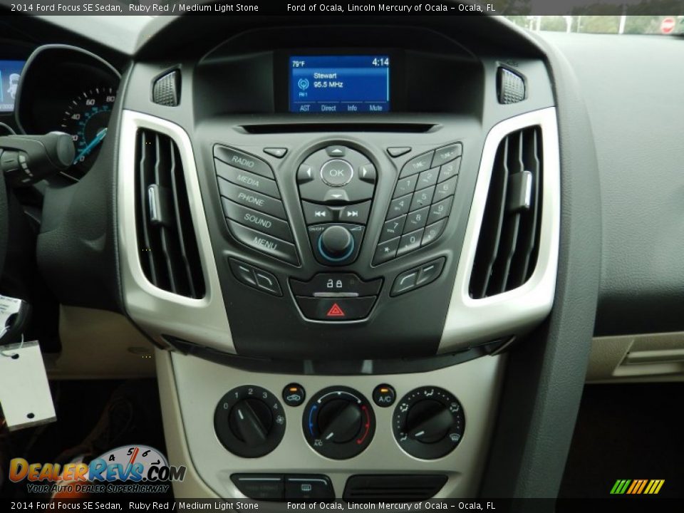2014 Ford Focus SE Sedan Ruby Red / Medium Light Stone Photo #10