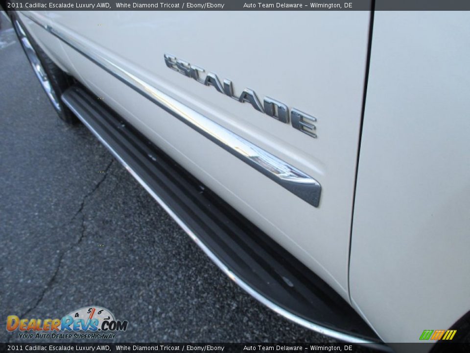 2011 Cadillac Escalade Luxury AWD White Diamond Tricoat / Ebony/Ebony Photo #32
