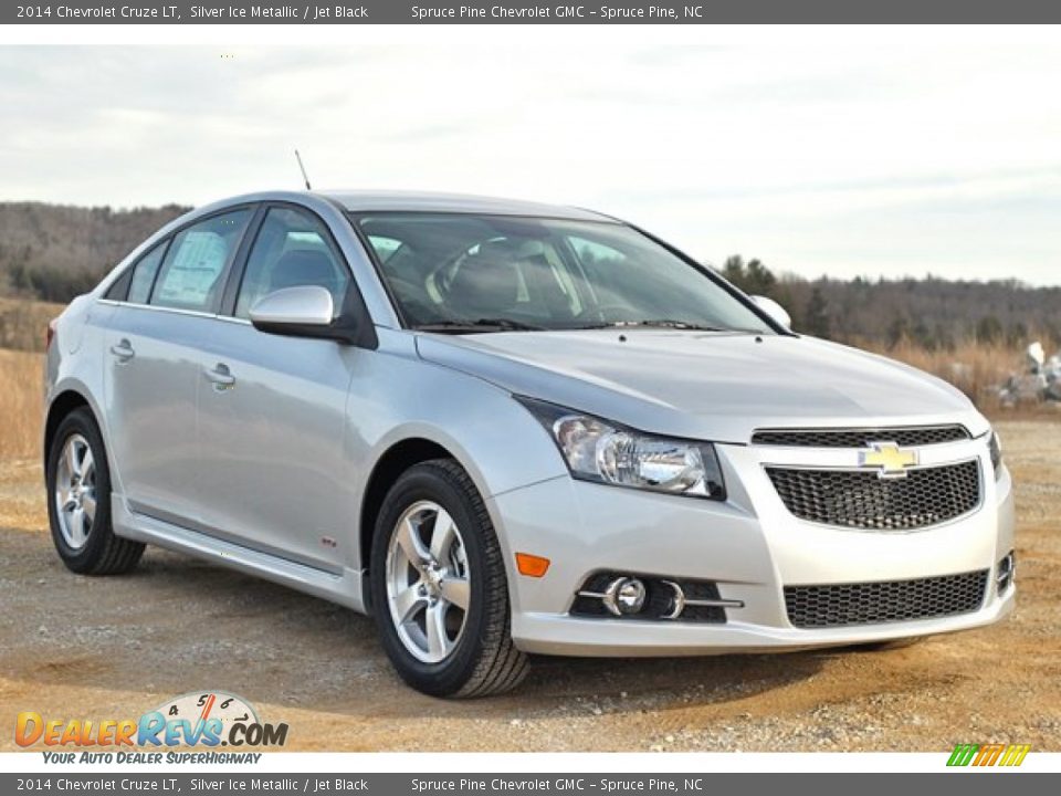 Front 3/4 View of 2014 Chevrolet Cruze LT Photo #3