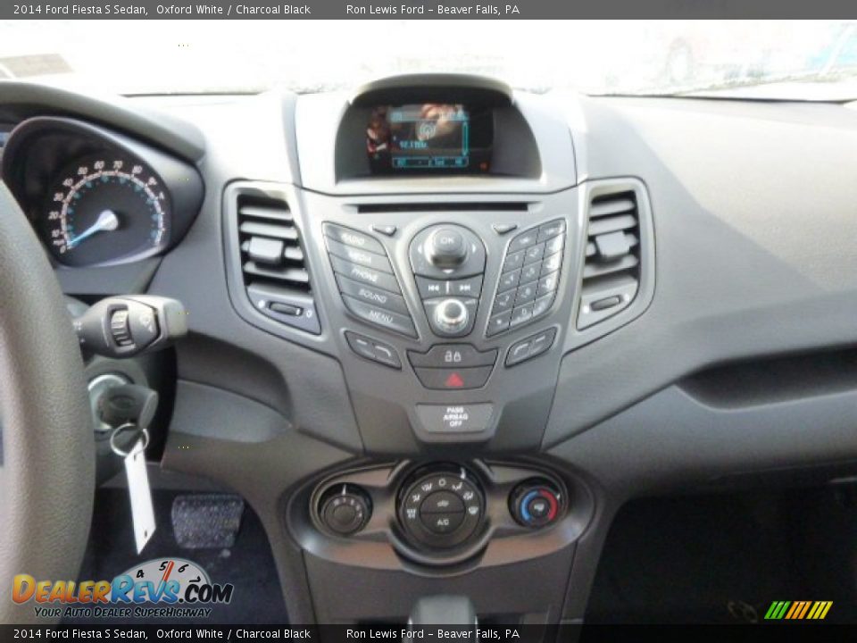 2014 Ford Fiesta S Sedan Oxford White / Charcoal Black Photo #16