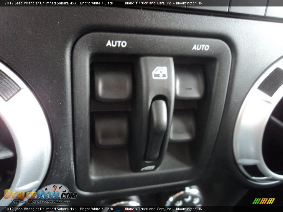 2012 Jeep Wrangler Unlimited Sahara 4x4 Bright White / Black Photo #9