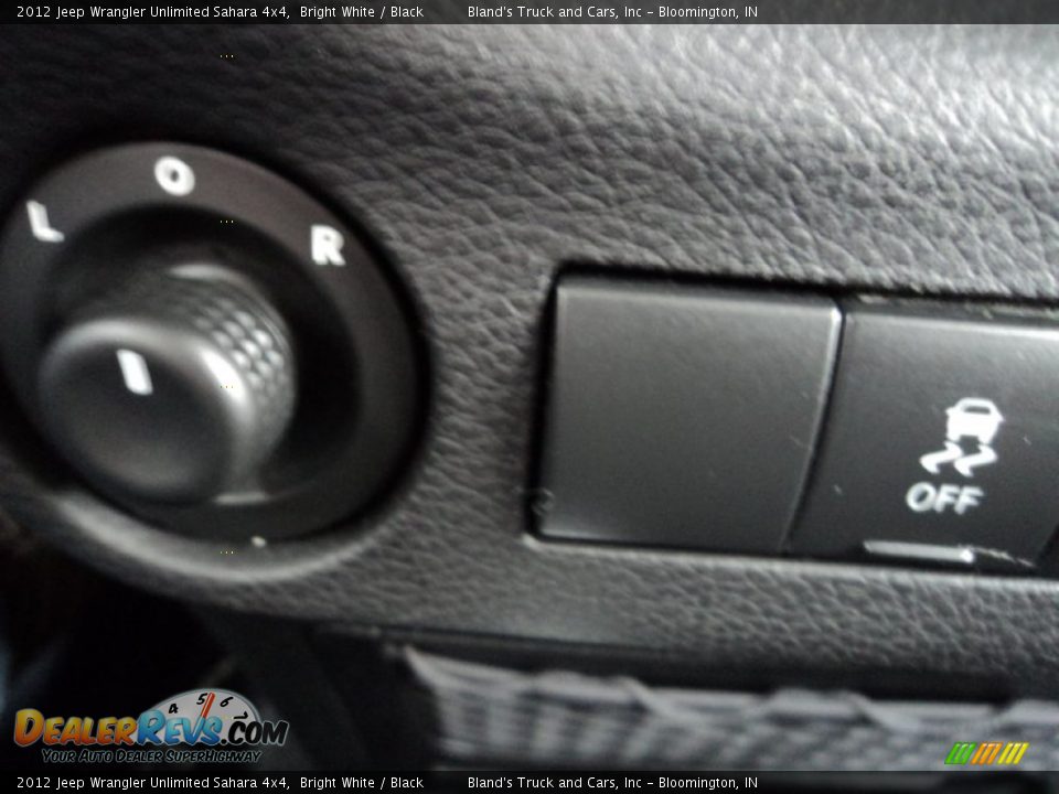 2012 Jeep Wrangler Unlimited Sahara 4x4 Bright White / Black Photo #11