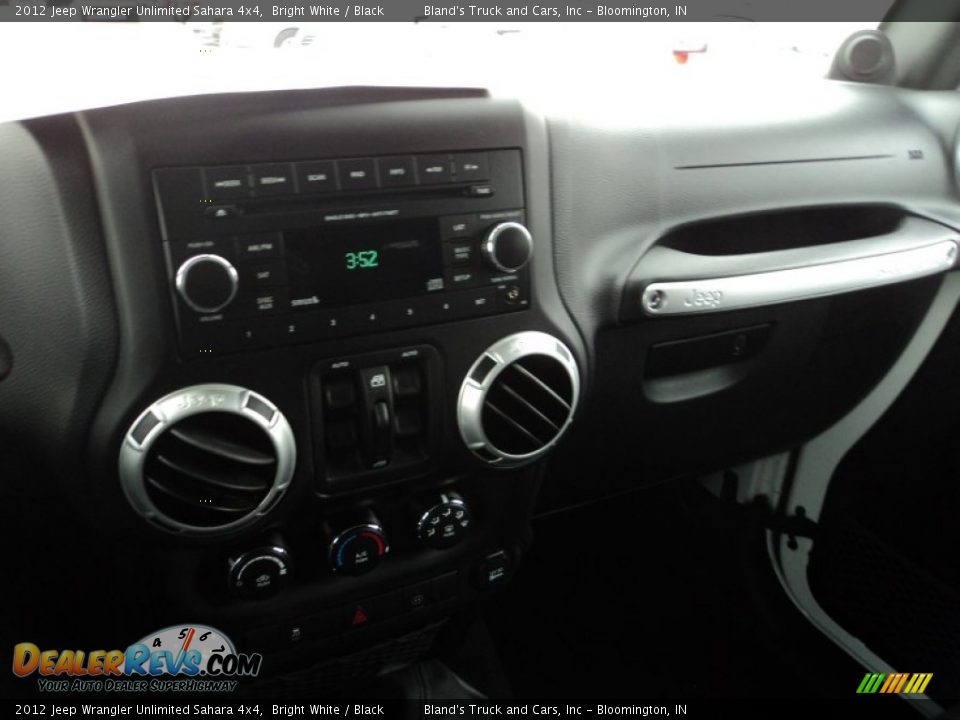 2012 Jeep Wrangler Unlimited Sahara 4x4 Bright White / Black Photo #15