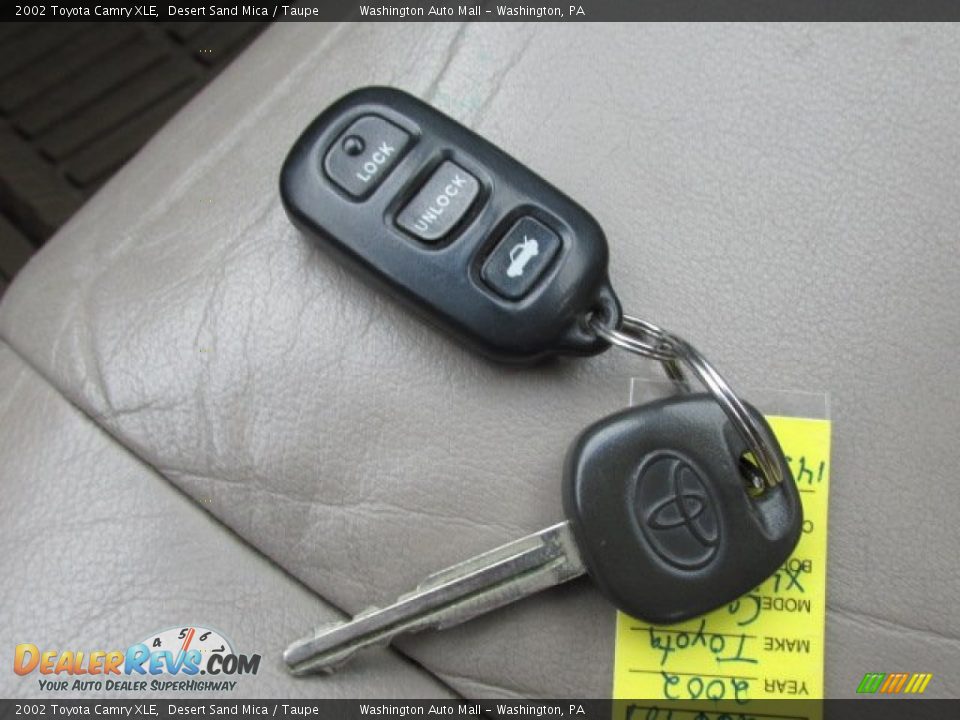 2002 Toyota Camry XLE Desert Sand Mica / Taupe Photo #18