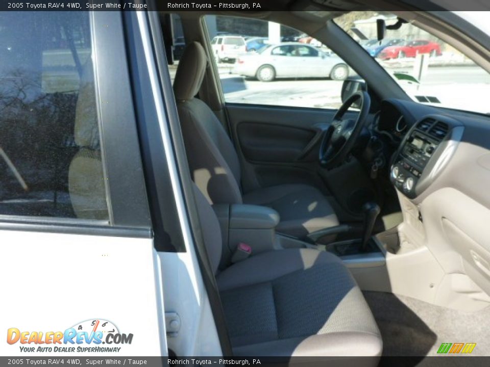 2005 Toyota RAV4 4WD Super White / Taupe Photo #12