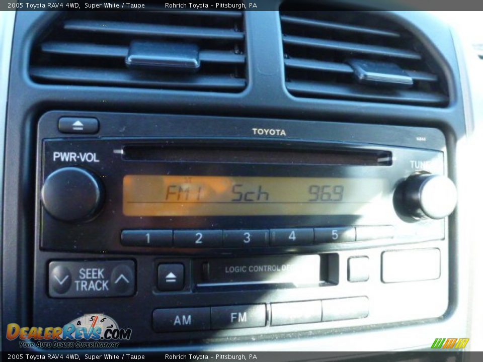 2005 Toyota RAV4 4WD Super White / Taupe Photo #21