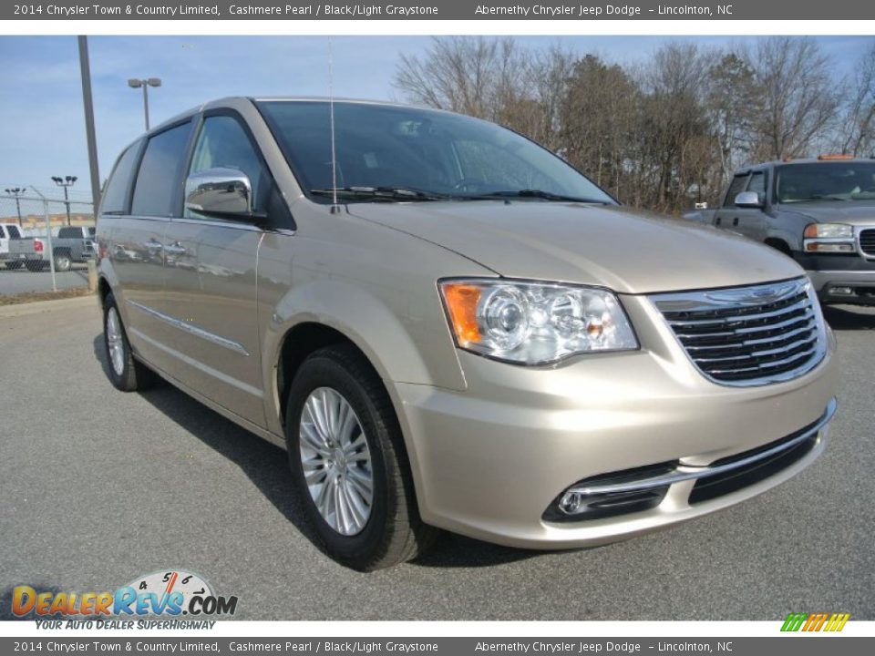 Front 3/4 View of 2014 Chrysler Town & Country Limited Photo #2