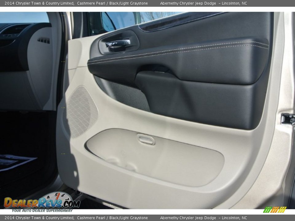 Door Panel of 2014 Chrysler Town & Country Limited Photo #21