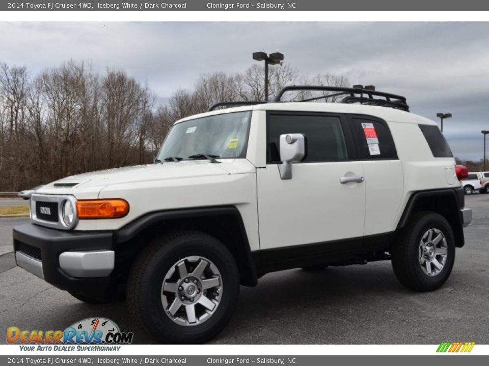 Front 3/4 View of 2014 Toyota FJ Cruiser 4WD Photo #3