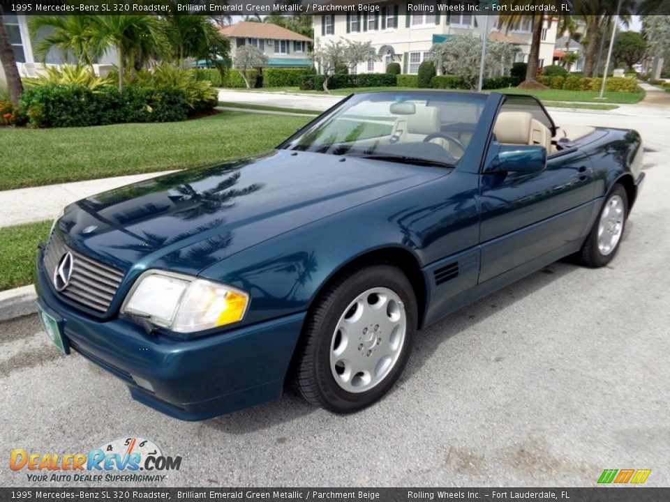 Front 3/4 View of 1995 Mercedes-Benz SL 320 Roadster Photo #21
