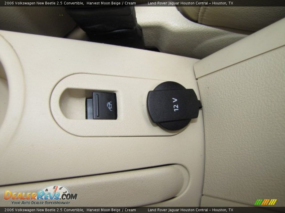 2006 Volkswagen New Beetle 2.5 Convertible Harvest Moon Beige / Cream Photo #25