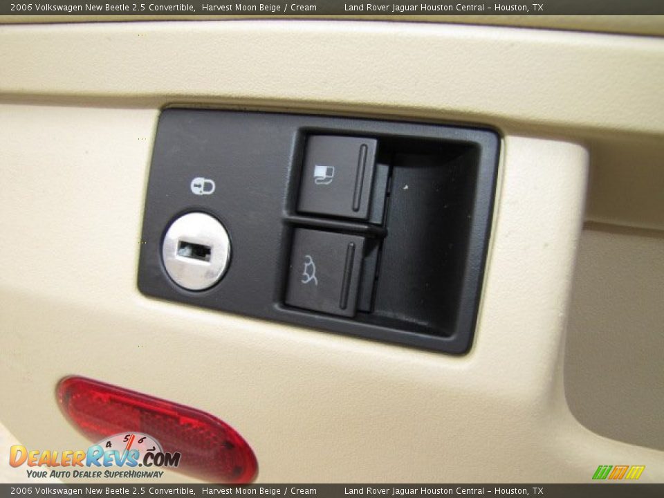 2006 Volkswagen New Beetle 2.5 Convertible Harvest Moon Beige / Cream Photo #35