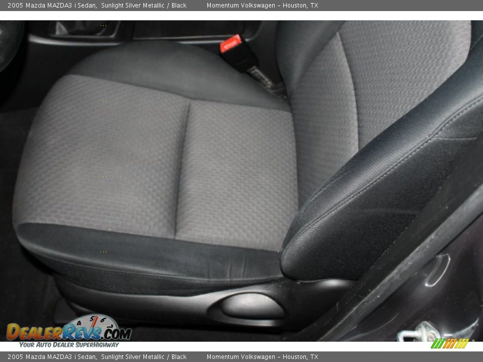 2005 Mazda MAZDA3 i Sedan Sunlight Silver Metallic / Black Photo #14