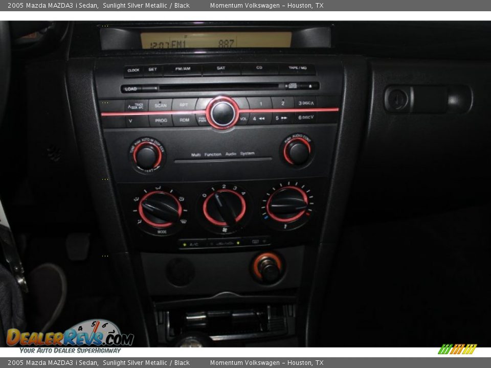 2005 Mazda MAZDA3 i Sedan Sunlight Silver Metallic / Black Photo #16