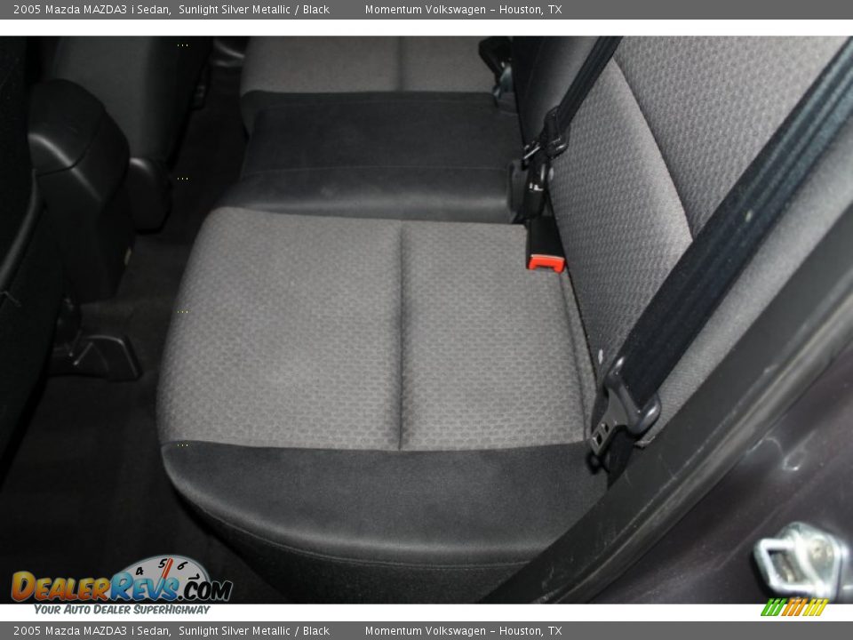 2005 Mazda MAZDA3 i Sedan Sunlight Silver Metallic / Black Photo #20