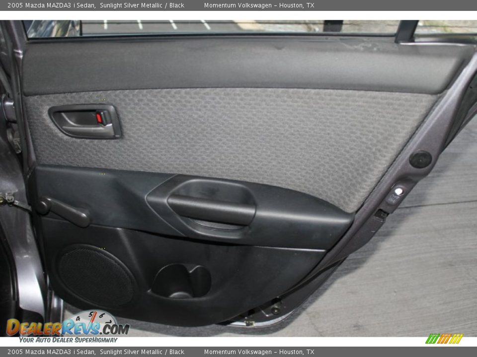 2005 Mazda MAZDA3 i Sedan Sunlight Silver Metallic / Black Photo #24