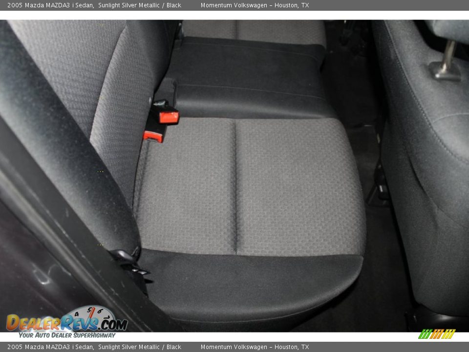 2005 Mazda MAZDA3 i Sedan Sunlight Silver Metallic / Black Photo #25