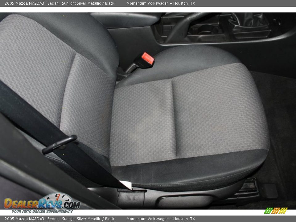 2005 Mazda MAZDA3 i Sedan Sunlight Silver Metallic / Black Photo #27