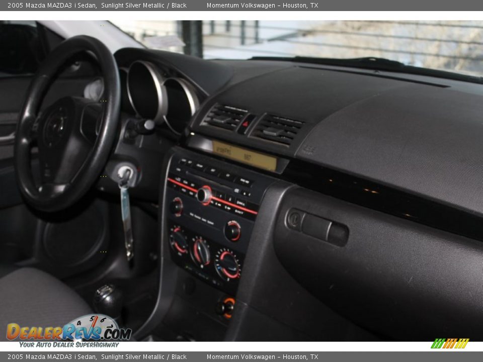 2005 Mazda MAZDA3 i Sedan Sunlight Silver Metallic / Black Photo #28
