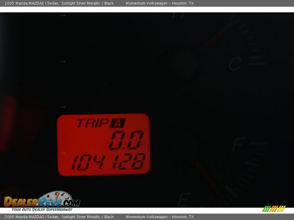 2005 Mazda MAZDA3 i Sedan Sunlight Silver Metallic / Black Photo #31